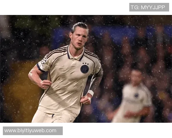 阿贾克斯主帅海廷加因欧冠全败及荷甲低迷表现被解职